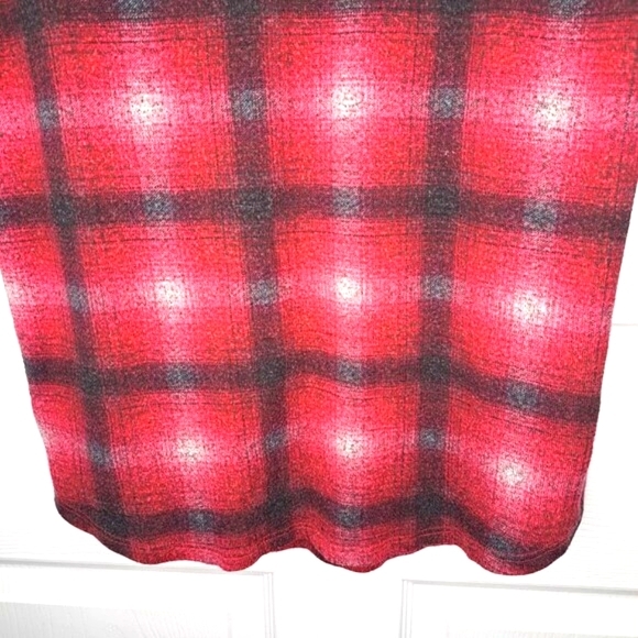 Maurices Red and Black Plaid V Neck Sweater Top Size Large - Picture 4 of 6